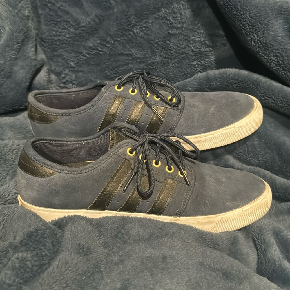 Men 9 Adiadas tennis shoes